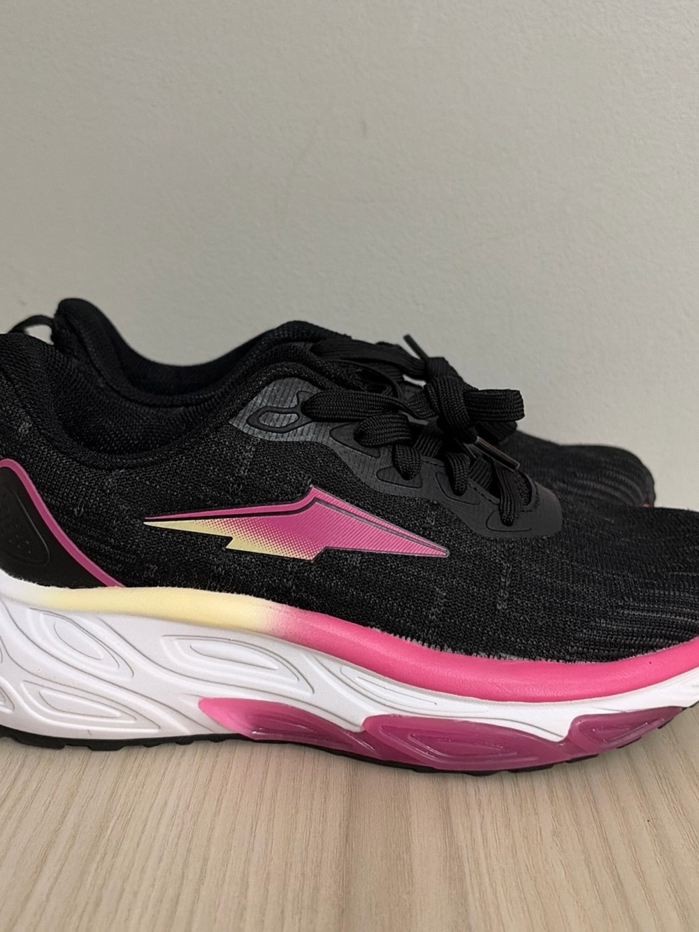 Avia New! Women's Black gel Running Sneakers with Pink Accent size 6